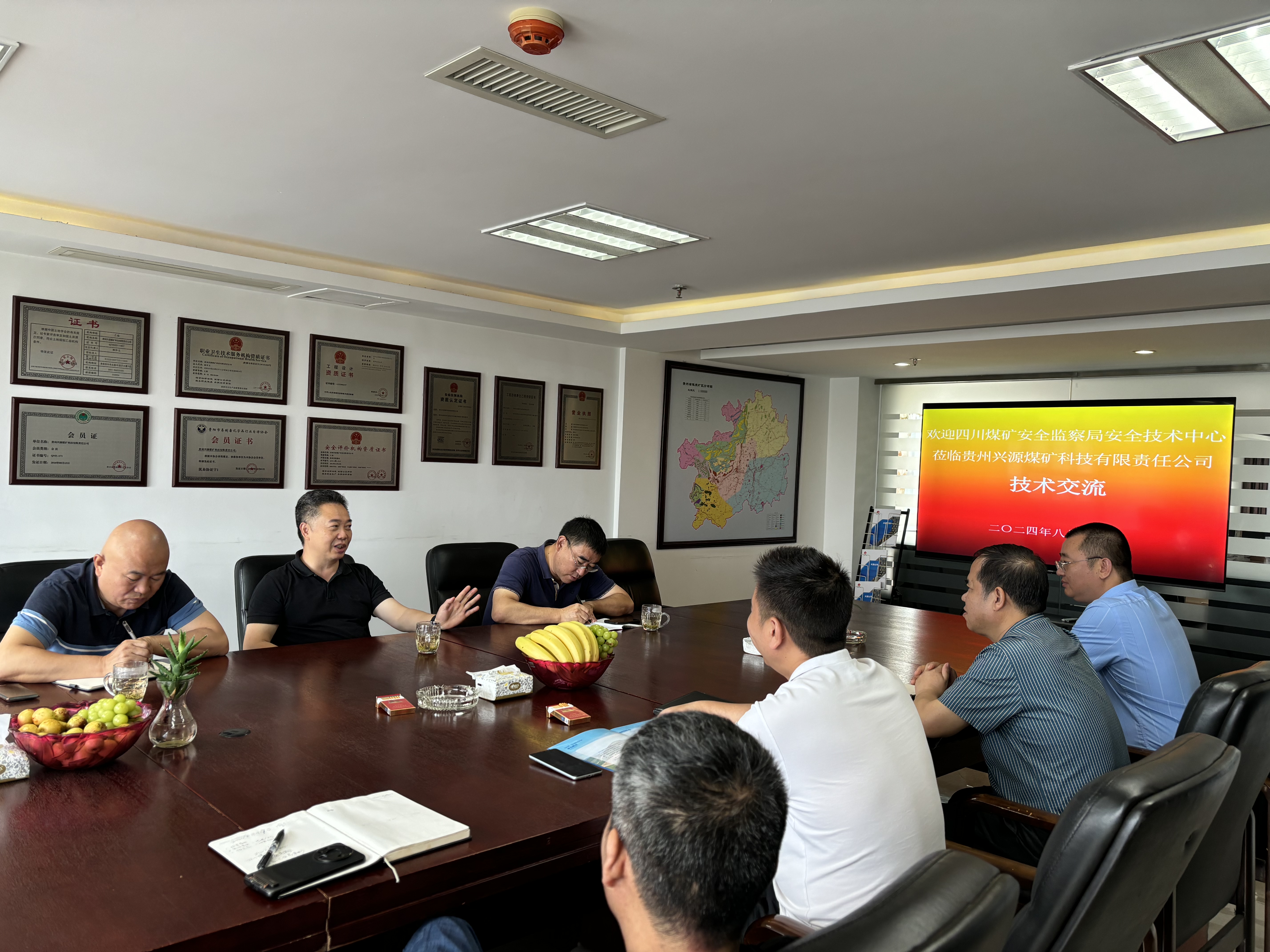 四川煤矿安全监察局安全技术中心黄敬主d队到贵州兴源煤矿U技有限责Q公司q行技术交?>
                                                <div   id=